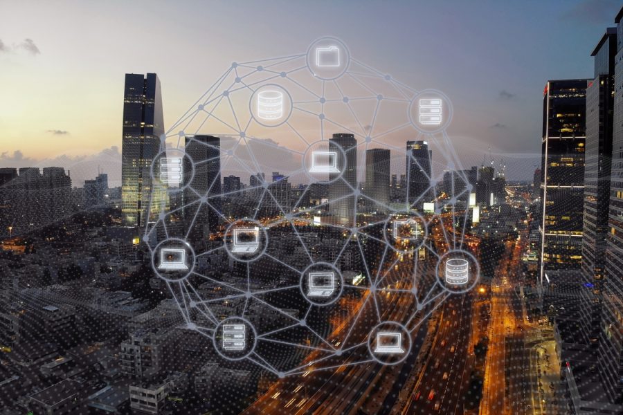 Storby med digitale ikoner i et nettverk