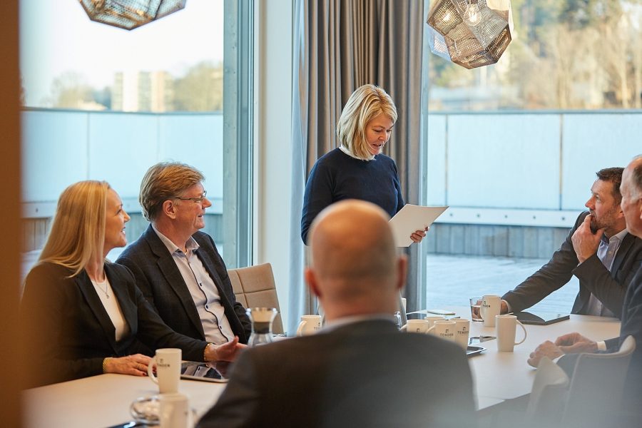 Presentasjon rundt et bord