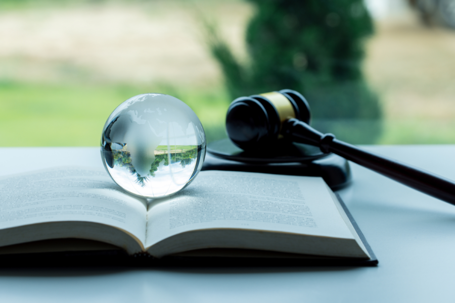 Lovbok, klubbe og jordklode