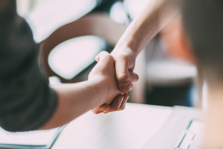 To personer som gir hverandre et håndtrykk