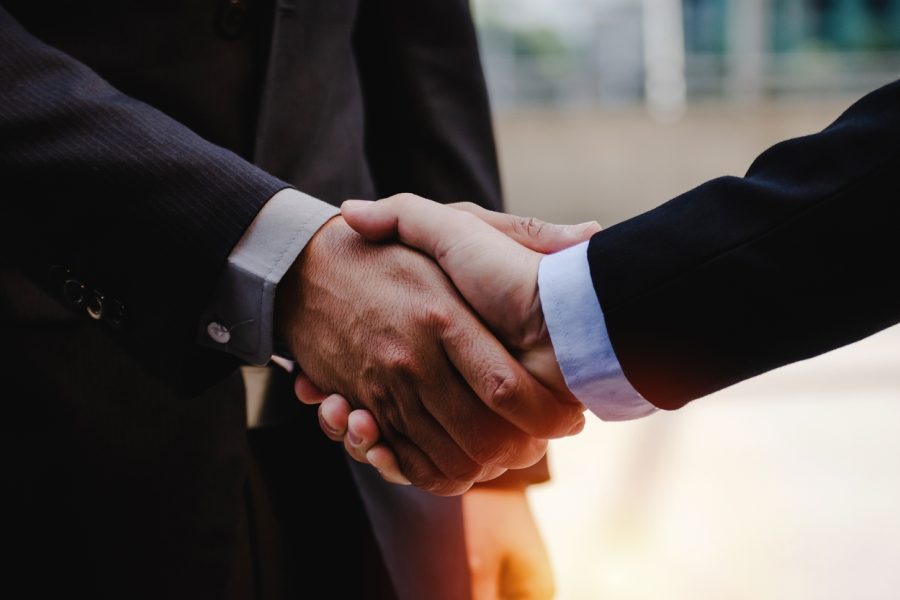 To menn som gir hverandre et håndtrykk