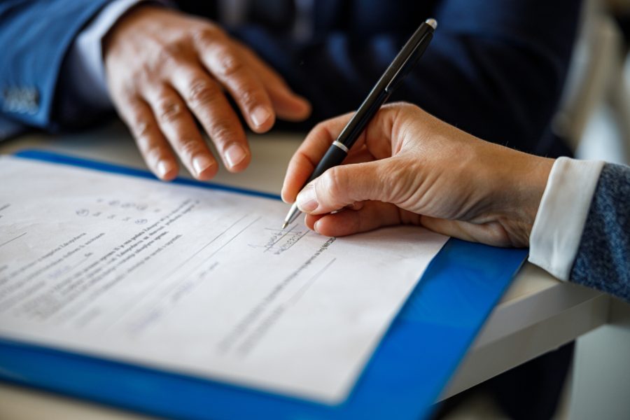 To som skriver kontrakt