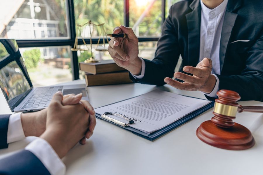 To menn som sitter på hver sin side av bordet