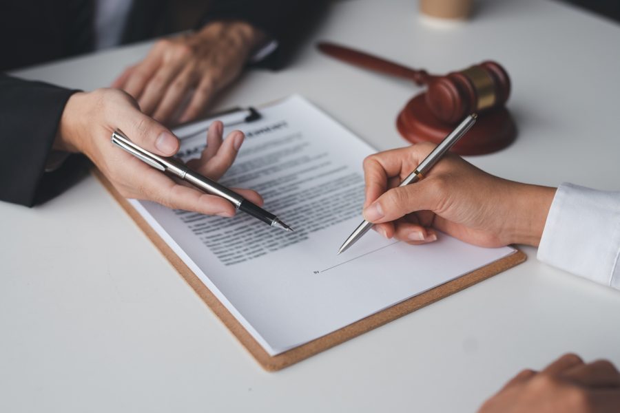 To som signerer en kontrakt