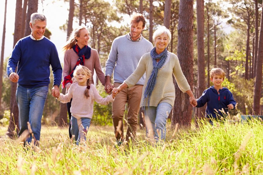 Familiebilde av mor og far med mine og dine barn