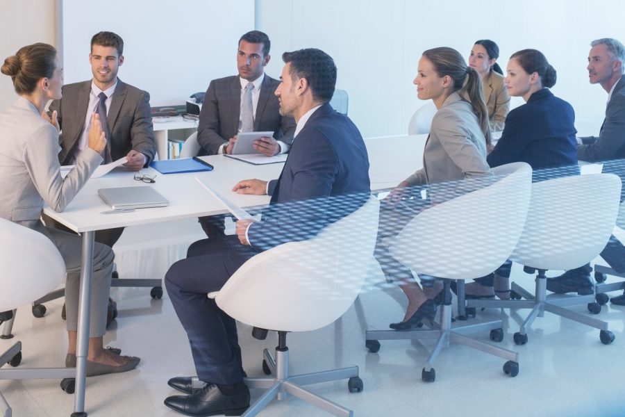 Bilde av mennesker som sitter i en gruppe rundt et bord