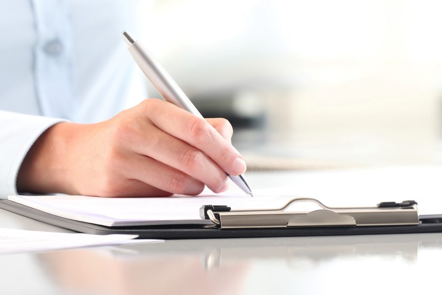 Person som skriver på dokument